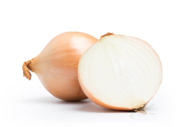 Beyaz arka planda olgun soğan
