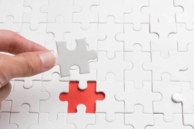 bilmecenin kırmızı zemin üzerine görevi tamamlamak için son parçası koymak