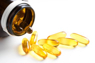 Balık yağı kapsül şişe beyaz arka plan ve tıp kavramı