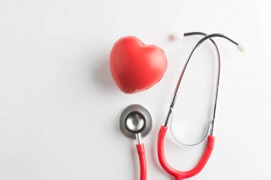 Kırmızı kalp ve beyaz arka plan üzerinde izole bir stetoskop