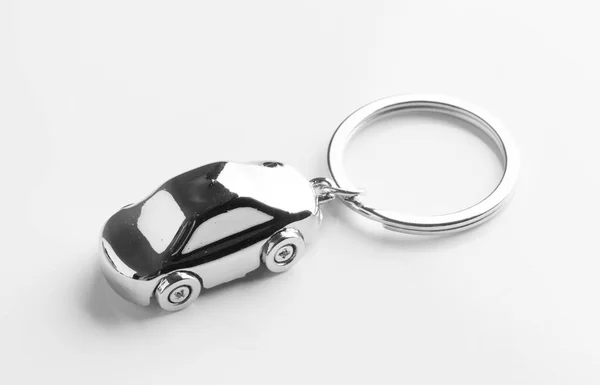 Schlüsselanhänger Form Eines Autos Isoliert Auf Weißem Hintergrund — Stockfoto