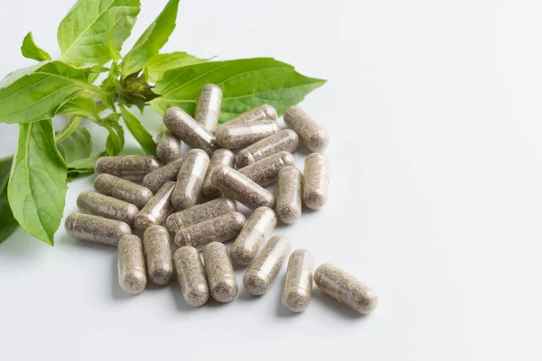 Capsule Plante Medicinale Care Varsă Dintr Sticlă Fundal Alb — Fotografie, imagine de stoc