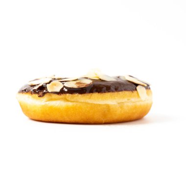 Beyaz üzerine izole edilmiş çikolatalı çörek.