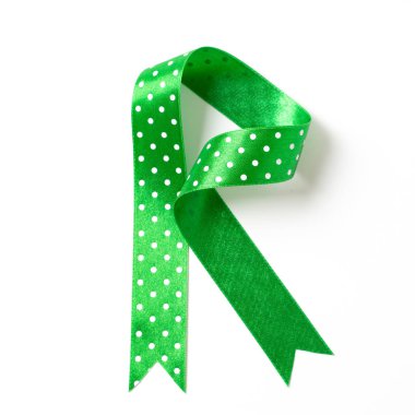 Beyaz üzerine R alfabesi harfi yazı tipi yeşil kurdele etiketi