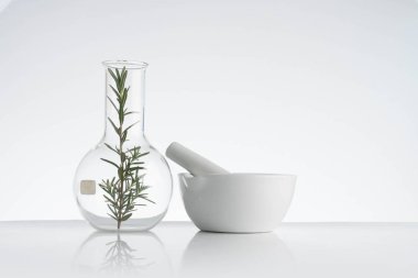 Laboratuar ve araştırma ile alternatif ot ilacı