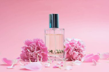 Pembe arka planda parfüm şişeleri