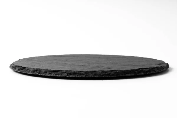 Czarna okrągła płyta kamienna na białym tle — Zdjęcie stockowe