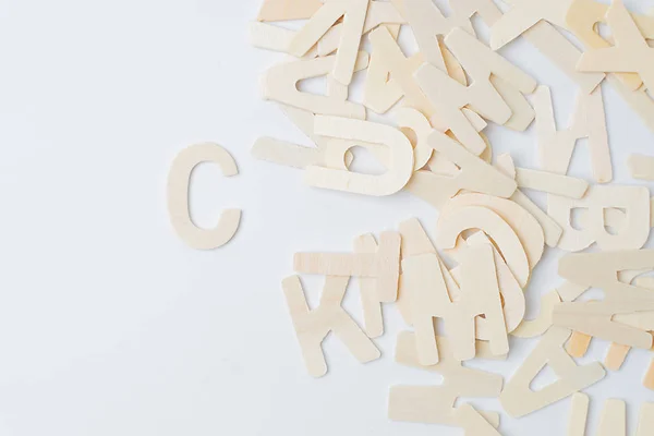 ABC letras de madeira Inglês no branco — Fotografia de Stock