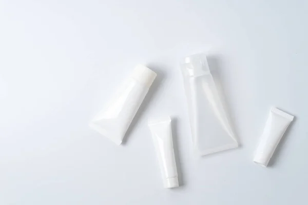 Weiße, realistisch glänzende Kosmetiktuben — Stockfoto