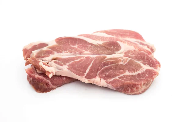Resh çiğ domuz boyun et sarımsak biber ve biberiye w izole — Stok fotoğraf