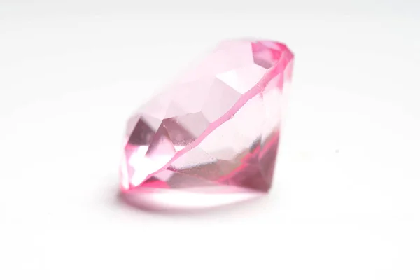 Rosa diamant på vit bakgrund — Stockfoto