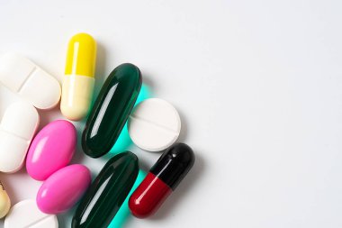 Çeşitli haplar çok renkli izole