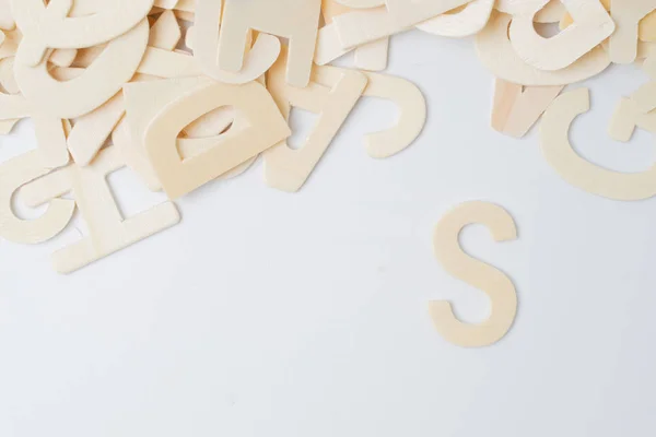 ABC angielski drewniane litery na białym — Zdjęcie stockowe