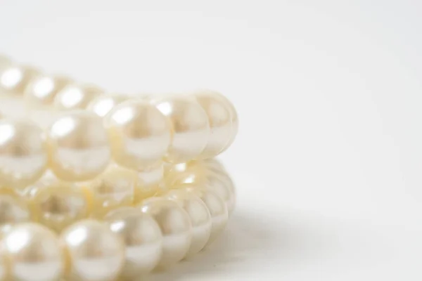 Collier de perles isolé sur blanc — Photo