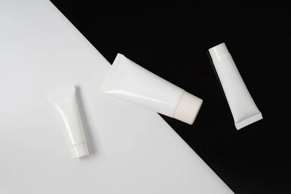 Białe, realistyczne błyszczące tuby kosmetyczne — Zdjęcie stockowe
