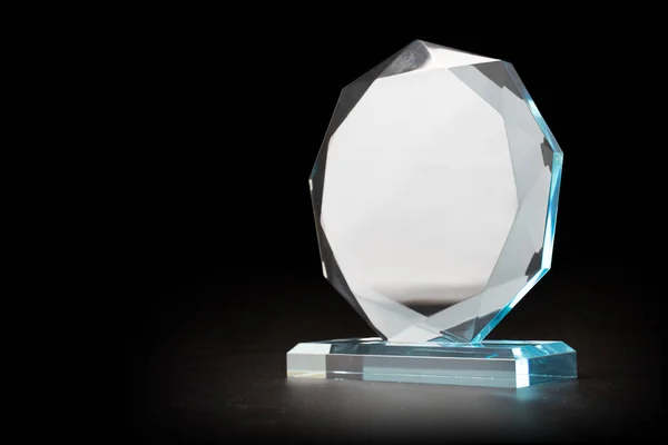 Prêmio em branco de cristal isolado em preto — Fotografia de Stock