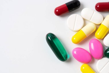 Çeşitli haplar çok renkli izole