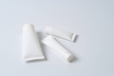 beyaz gerçekçi kozmetik tüpleri