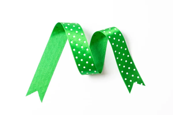 M alfabetet bokstav teckensnitt gröna band etikett på vit — Stockfoto