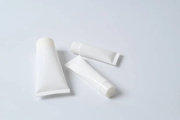 Білі реалістичні глянцеві косметичні труби — стокове фото