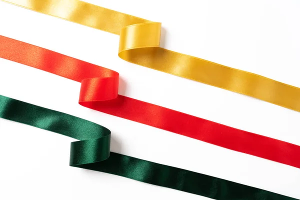 Amarillo rojo banderas verdes cintas etiqueta en blanco —  Fotos de Stock