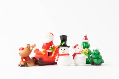 Noel Baba ve karlı ren geyiği.