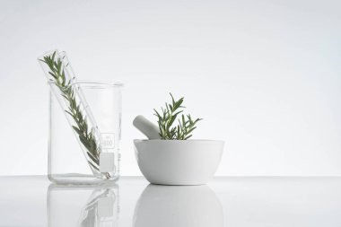 Laboratuar ve araştırma ile alternatif ot ilacı