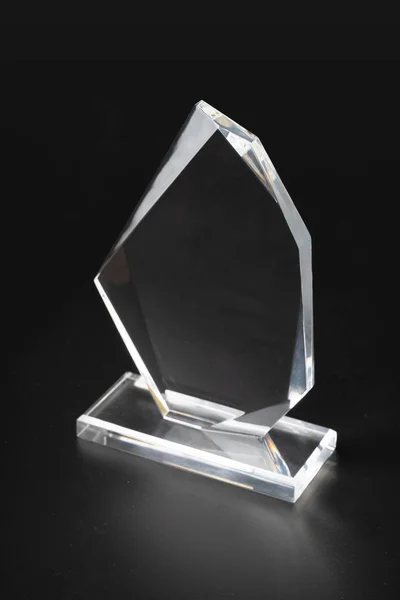 Prêmio em branco de cristal isolado em preto — Fotografia de Stock