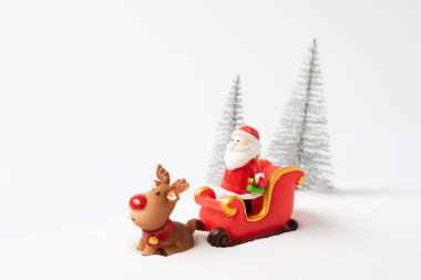 Noel Baba ve karlı ren geyiği.