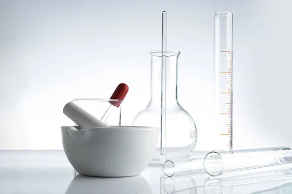 Laboratóriumi üvegedények vízzel és üres — Stock Fotó