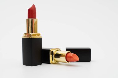 Beyaz üzerinde kırmızı ruj izole edilmiş.