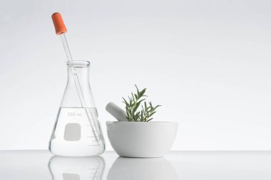 Laboratuar ve araştırma ile alternatif ot ilacı