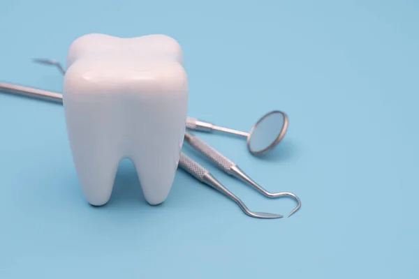 蓝牙模型和牙医工具 — 图库照片