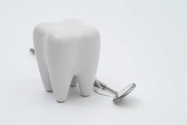 Model zębów i narzędzie dentystyczne na białym — Zdjęcie stockowe