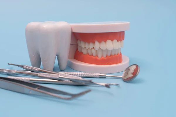 蓝牙模型和牙医工具 — 图库照片