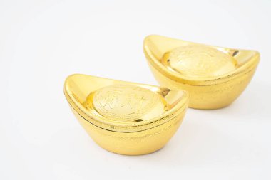 Beyaz arka plan üzerinde izole Çin Altın külçeler