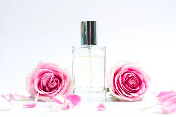 Frascos de perfume sobre fondo rosa —  Fotos de Stock