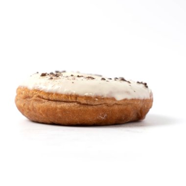 Beyaz üzerine izole edilmiş çikolatalı çörek.