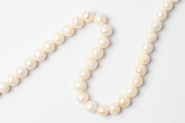 Collar de perlas aislado en blanco — Foto de Stock