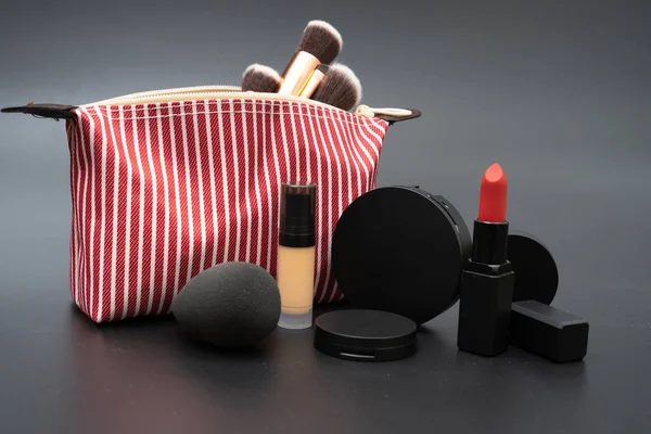 Set di borse cosmetici decorativi su nero — Foto Stock