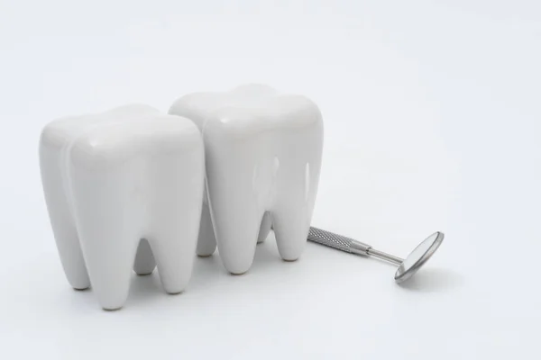 白色牙模和牙医工具 — 图库照片