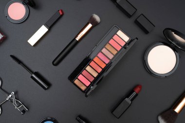 Dekoratif kozmetiği siyah arkaplana ayarla