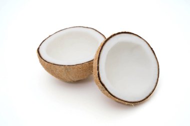 Beyaz arkaplanda izole edilmiş hindistan cevizleri