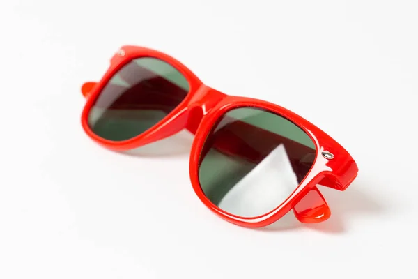 Röda Plast Solglasögon Isolerade Vit Bakgrund — Stockfoto