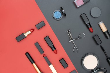 Dekoratif kozmetiği siyah ve kırmızı arkaplana ayarla