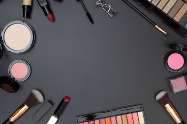 Dekoratif kozmetiği siyah arkaplanda metin alanı ile ayarla