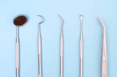 beyaz arkaplanda diş hekimi