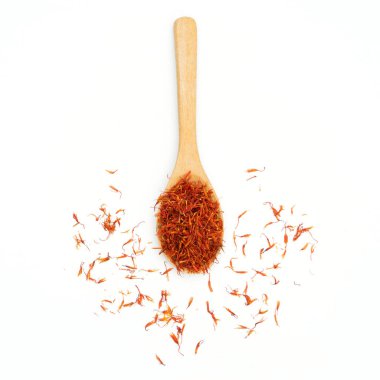 Beyaz arka planda safran baharat ahşap kaşık