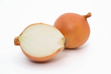 Beyaz arkaplanda izole edilmiş taze soğanlar