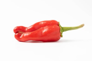 Beyaz arka planda kırmızı acı biber koleksiyonu